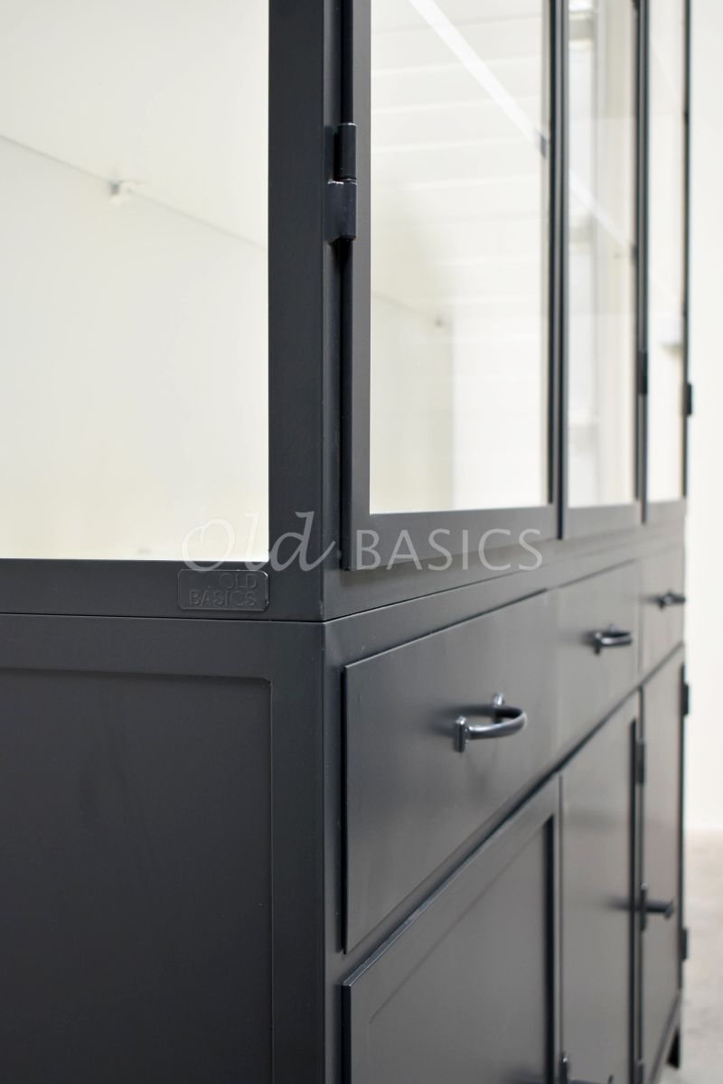 Detail van Apothekerskast Ferro, 3 deuren, RAL7021, grijs, zwart, materiaal staal